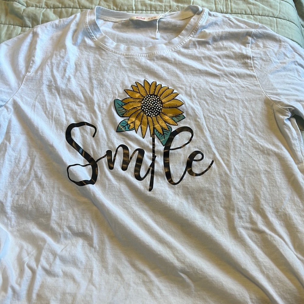 Brand;ROMWE/Size;Large/Color;White, with a yellow Sunflower, And the word smile